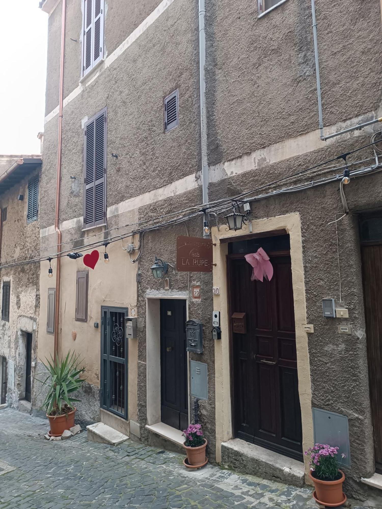 La Rupe Bed And Breakfast Norma Quarto foto